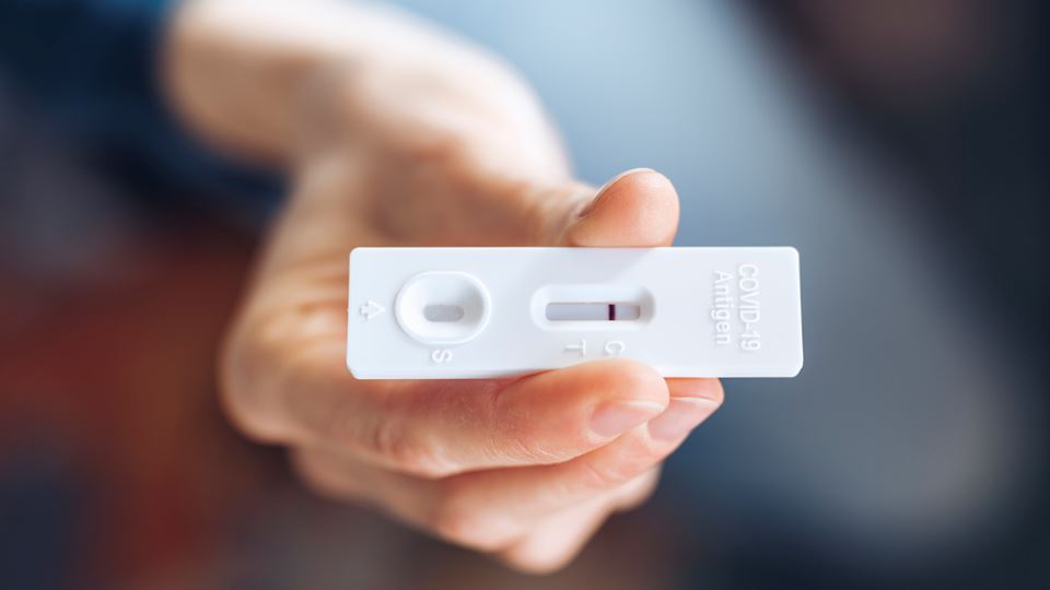 ‘Werkgever mag personeel niet verplichten tot zelftest’