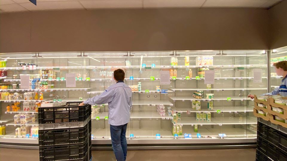‘Lege winkelschappen door quarantaine personeel’