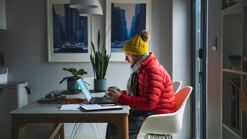 ‘Hoge energierekening jaagt thuiswerkers terug naar kantoor’